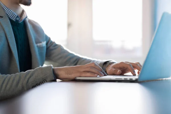 Бізнесмен використовує ноутбук Комп'ютерний набір Бізнесмен сидячи письмовий стіл в центрі коворкінгу Робота — стокове фото