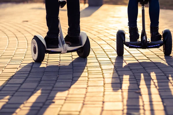Mannelijke benen op elektrische Scooter openlucht Gyroscooter — Stockfoto