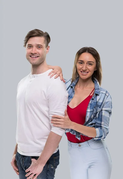 Casual pareja abrazo, joven mujer y hombre feliz sonrisa guapo chico abrazando hermosa chica — Foto de Stock