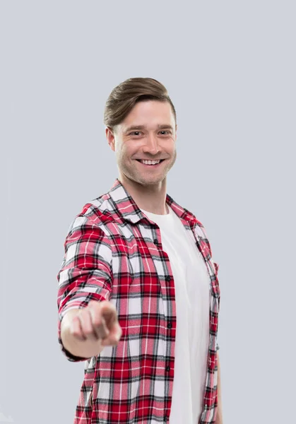 행복 미소 젊은 잘생긴 남자가 포인트 손가락에 착용 캐주얼 남자 체크 셔츠 절연 — 스톡 사진