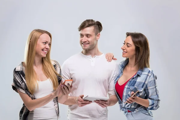 Gruppo di persone casual, giovane uomo due donne felice sorriso utilizzando la comunicazione di rete cellulare Smart Phone — Foto Stock