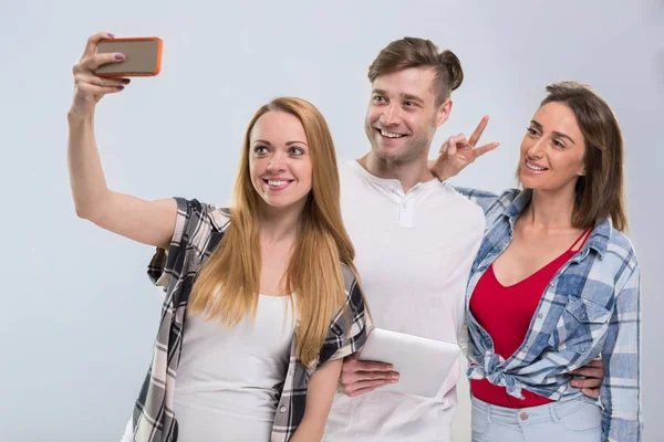 Hétköznapi emberek csoport, a fiatalember két nő boldog mosollyal bevétel fénykép Selfie sejt intelligens telefon hálózati kommunikáció — Stock Fotó