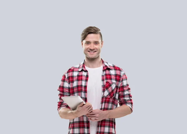 Περιστασιακό άνθρωπο ευτυχισμένο χαμόγελο νέων όμορφος άντρας λαβή Tablet υπολογιστή φθορά ελέγχονται πουκάμισο απομονωμένες — Φωτογραφία Αρχείου