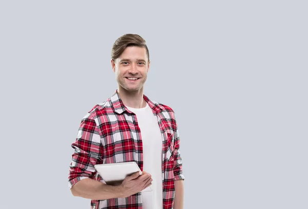 Περιστασιακό άνθρωπο ευτυχισμένο χαμόγελο νέων όμορφος άντρας λαβή Tablet υπολογιστή φθορά ελέγχονται πουκάμισο απομονωμένες — Φωτογραφία Αρχείου