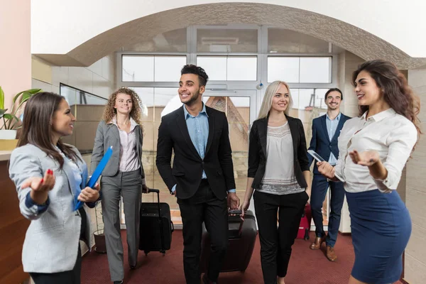 Hotel Recepcionista Meeting Business People Group No Lobby — Fotografia de Stock