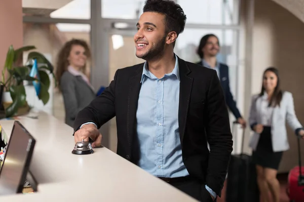 Homem de negócios hispânico chega ao hotel à espera de check-in Registro Grupo de pessoas de negócios no lobby — Fotografia de Stock