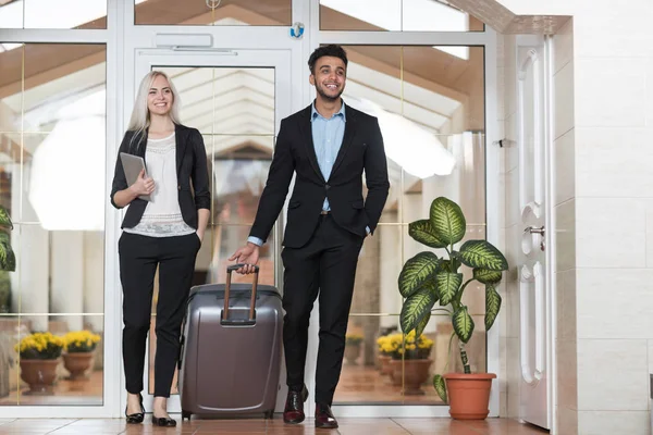 Casal de negócios no lobby do hotel, homem de grupo de empresários e mulher convidados chegam — Fotografia de Stock