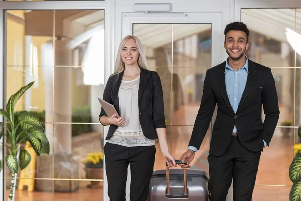 Leende Business par i hotell lobbyn, företagare grupp Man och kvinna gäster anländer — Stockfoto