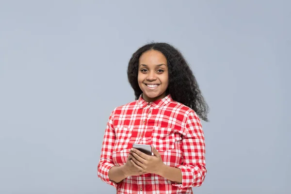 Jeune femme utilisant un téléphone intelligent cellulaire African American Girl Happy Smile Chatter en ligne — Photo
