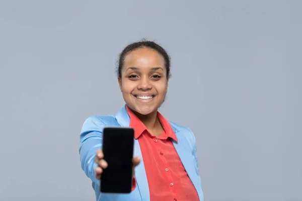 Jovem empresária mostrar celular inteligente tela vazia afro-americana menina feliz sorrir empresária — Fotografia de Stock