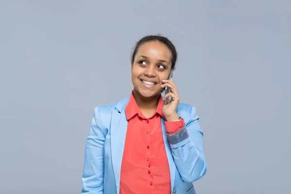 Jovem mulher de negócios falando celular inteligente chamada afro-americano menina feliz sorriso empresária olhando para copiar espaço — Fotografia de Stock