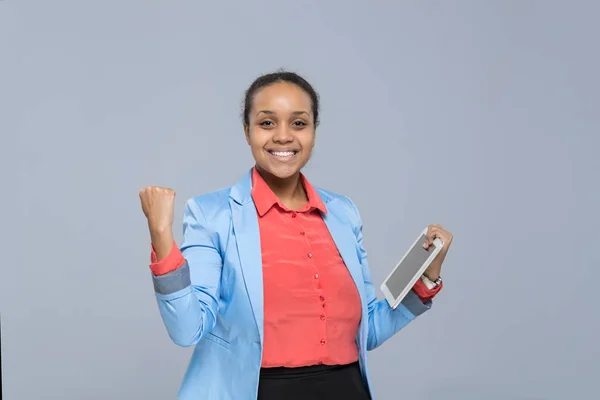 Happy Young Business Femme Tenez tablette ordinateur excité afro-américain fille — Photo