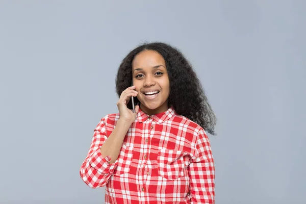Jeune femme utilisant téléphone intelligent cellulaire parler appel afro-américaine fille heureux sourire bavarder en ligne — Photo