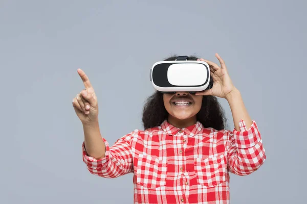 Jovem mulher usa realidade virtual óculos digitais menina afro-americana sorriso feliz — Fotografia de Stock