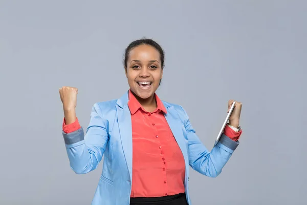 Happy Young Business Woman Hold Tablet Computador Garota afro-americana excitada — Fotografia de Stock