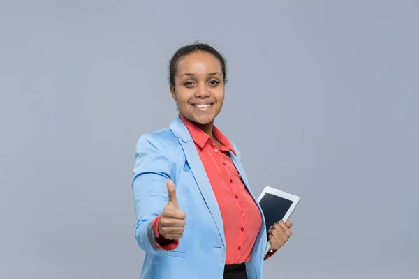 Jeune femme d'affaires tenir tablette ordinateur afro-américaine fille pouce vers le haut approuver — Photo