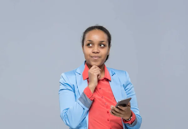 Jovem mulher de negócios usando celular telefone inteligente afro-americano menina olhando para copiar espaço empresária — Fotografia de Stock