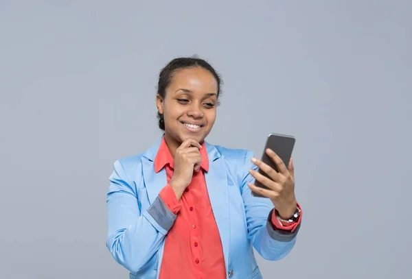 携帯スマート フォン アフリカ系アメリカ人女の子笑顔実業家を使用して若いビジネス女性 — ストック写真