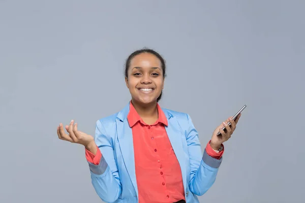 Jovem mulher de negócios usando celular telefone inteligente afro-americano menina feliz sorrir empresária — Fotografia de Stock