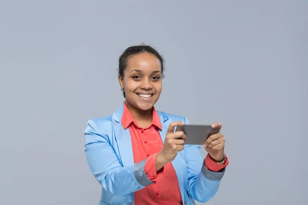 Jeune femme d'affaires utilisant un téléphone intelligent cellulaire African American Girl Happy Smile Businesswoman — Photo
