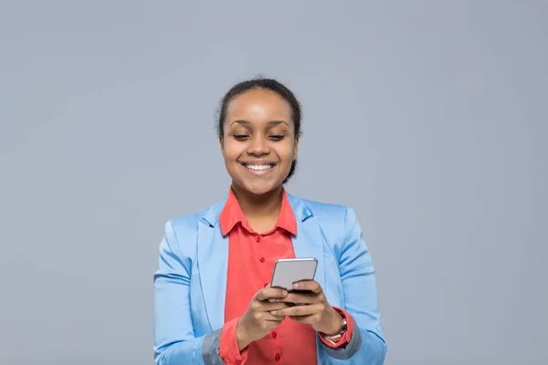 Jeune femme d'affaires utilisant un téléphone intelligent cellulaire African American Girl Happy Smile Businesswoman — Photo