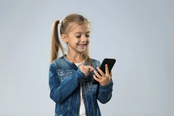 Trochę nastoletnie dziewczyny za pomocą inteligentnych telefonów komórkowych, mały dzieciak szczęśliwy uśmiechający się dziecko — Zdjęcie stockowe