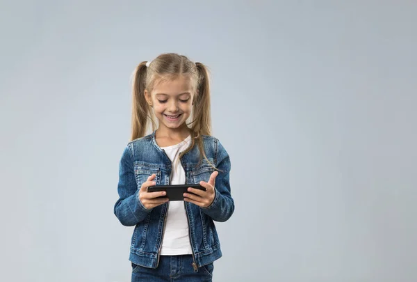 Little Teenage Girl Using Cell Smart Phone, Small Kid Happy Smiling Child — Stock Photo, Image