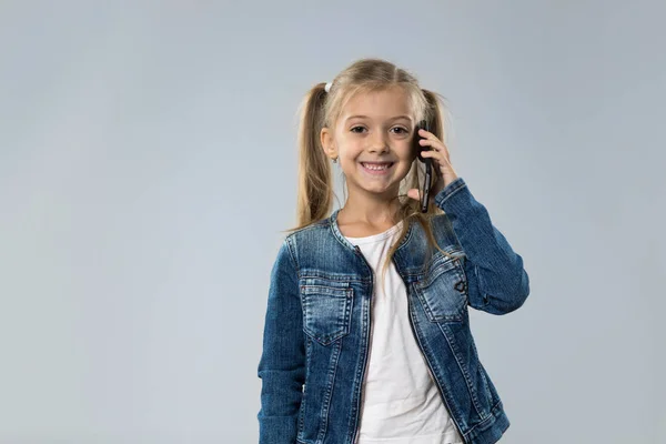 Kleines Teenager-Mädchen spricht Handy-Smartphone-Anruf, kleines Kind glücklich lächelndes Kind — Stockfoto