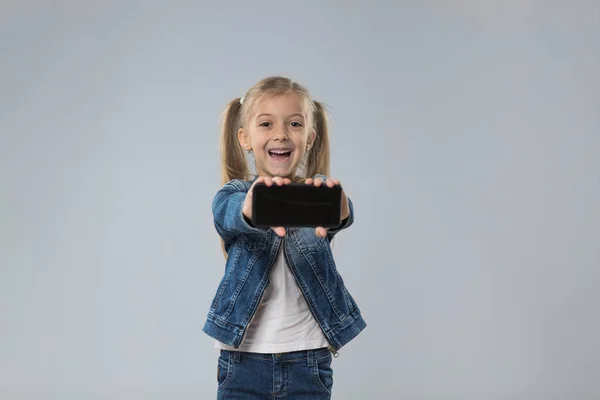 Little Teenage Girl Show Cell Smart Phone Screen With Empty Copy Space, Small Excited Happy Smiling Child — Stock Photo, Image