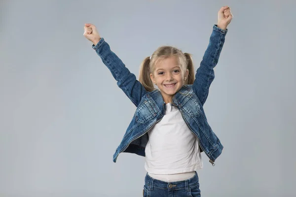 Nadšený malé dospívající dívka drží ruce vzhůru, dítě malé šťastný úsměv — Stock fotografie