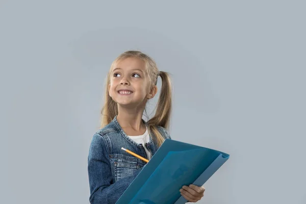 Güzel küçük bir kız kalem yazma mutlu izole alan kopyalamak için göz gülümseyen tutun — Stok fotoğraf