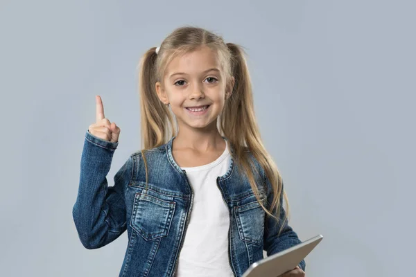 Tablet bilgisayar noktası parmak kadar mutlu gülümseyen izole kopya alanı kullanan güzel küçük kız — Stok fotoğraf