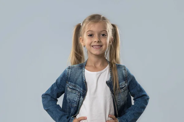 Vacker liten flicka glad leende bär Jeans kappa isolerade — Stockfoto