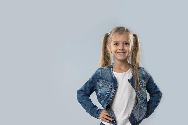 Vacker liten flicka glad leende bär Jeans kappa isolerade — Stockfoto