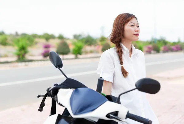 Mooie vrouw motorfiets Aziatische meisje op wegnaar Motor Bike Wear wit overhemd — Stockfoto