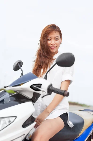 Hermosa mujer motocicleta joven asiático chica en camino con motor bicicleta desgaste blanco camisa —  Fotos de Stock