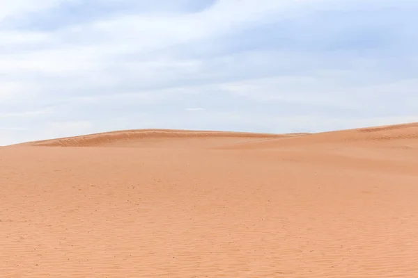 Paysage désertique Non Peuple Dunes de sable rouge Ciel nuageux bleu — Photo