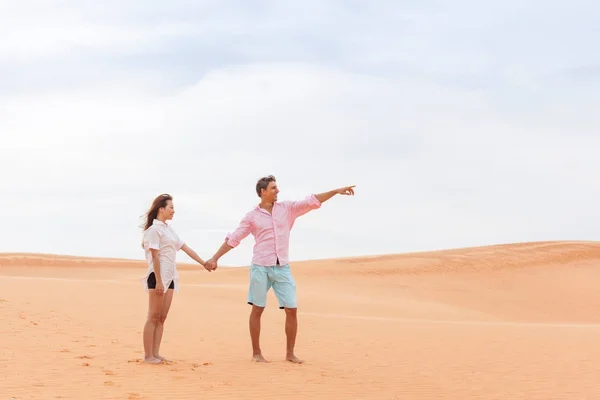 Young Man Woman In Desert Beautiful Couple Asian Girl And Guy Point Finger Sand Dune — Stock Photo, Image