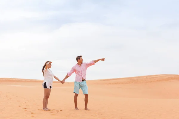 Young Man Woman In Desert Beautiful Couple Asian Girl And Guy Point Finger Sand Dune — Stock Photo, Image