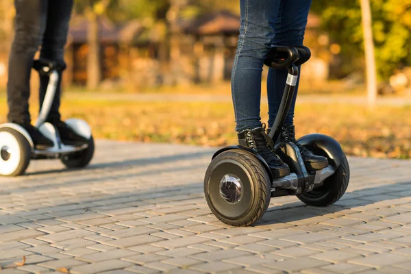 Αρσενικά στα πόδια Gyroscooter υπαίθρια ηλεκτρικά σκούτερ — Φωτογραφία Αρχείου