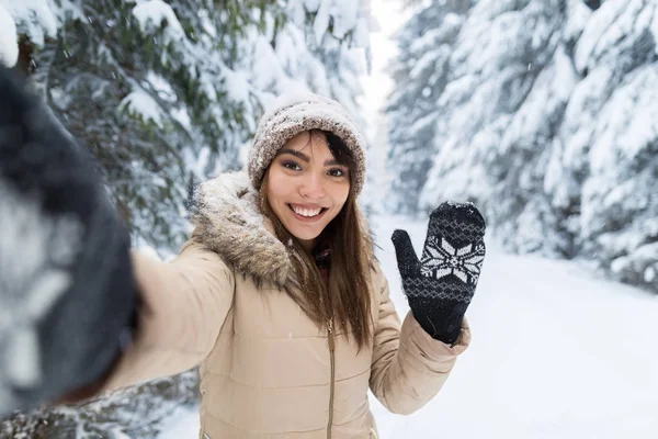 Fiatal ázsiai gyönyörű nő mosolyog kamera figyelembe Selfie kép a téli hó erdő lány a szabadban — Stock Fotó