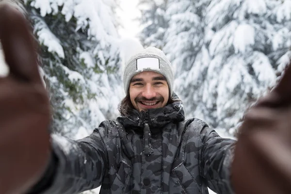 Junger Mann lächelt Kamera Selfie-Foto im Winter Schnee Wald Kerl im Freien — Stockfoto