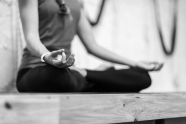 Spor salonunda, Lotus poz oturan Closeup spor Fitness kız yoga egzersizleri yapıyor kadın