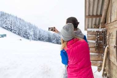 Selfie fotoğrafta akıllı telefon karlı Köyü ahşap ülkeye kaç adam kadın kış kar ev