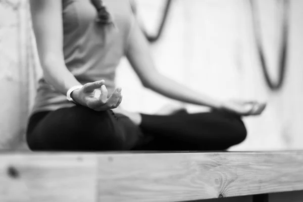 Donna che fa esercizi di yoga in palestra, primo piano Sport Fitness ragazza seduta Lotus Pose — Foto Stock