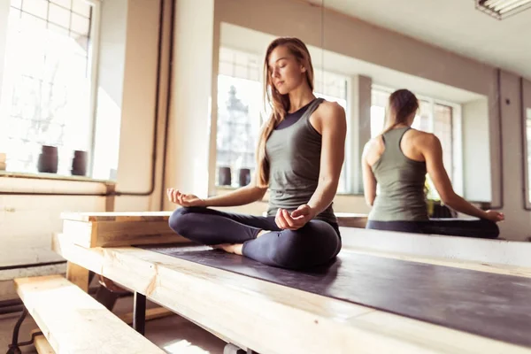 Vrouw doen Yoga oefeningen In de sportschool, Sport Fitness meisje zit Lotus Pose — Stockfoto