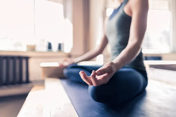 Vrouw doen Yoga oefeningen In de sportschool, Closeup Sport Fitness meisje zit Lotus Pose — Stockfoto