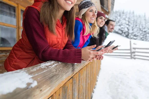 People Group használ szúró telefon üzenetek Internet fa Country House Téli Snow Mountain Resort Cottage — Stock Fotó