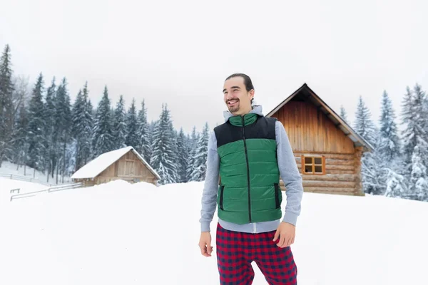 Mladý muž zasněžené Viggale dřevěný dům Winter Snow Resort Chata — Stock fotografie