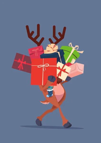 Elf celebración de cajas de regalo pila sobre fondo gris Navidad regalos concepto — Vector de stock